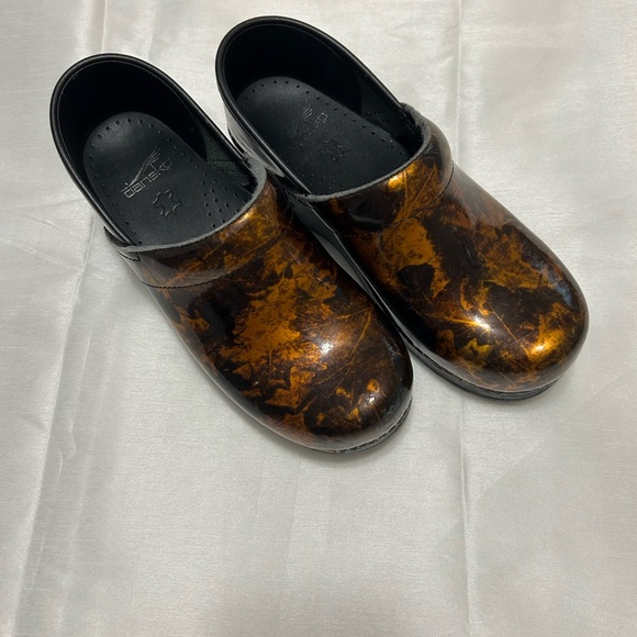 Dansko Copper Gold Leaf Closed Back Professional Clog Size 7 1/2 Pre-owned - Picture 2 of 6